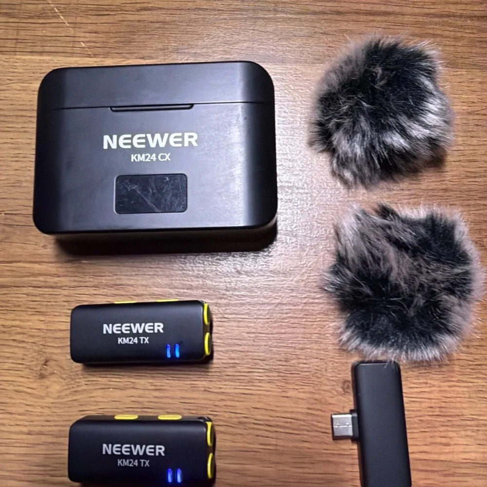 Neewer KM24 CX True Wireless Earbuds in Black & Yellow